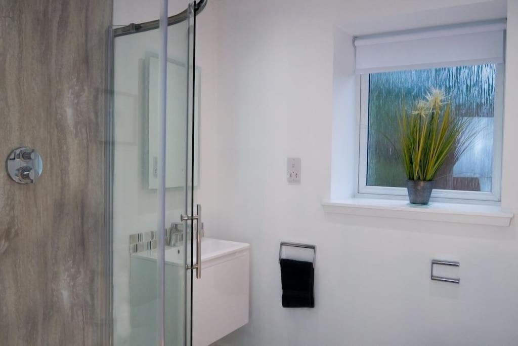 Central 2 Bedroom Luxury Home Close To River Ness 인버네스 외부 사진